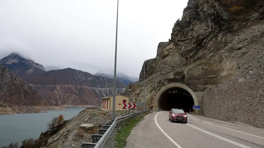 Yusufeli'nin yeni yerleşim yerine 40 tünelle ulaşılacak 10 Yusufeli'nin yeni yerleşim yerine 40 tünelle ulaşılacak 10