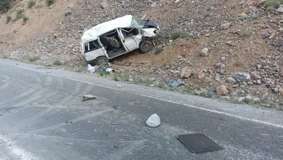 Van'da işçileri taşıyan minibüs devrildi: 2 ölü, 8 yaralı
