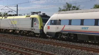 Tuzla'da iki tren kafa kafaya geldi: Faciadan dönüldü