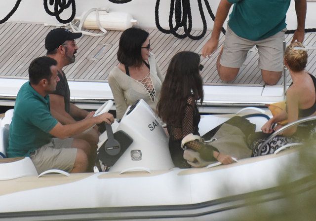 Defne Samyeli ve kızı Deren Talu Cem Yılmaz'ın Karakomik Filmler kadrosuna katıldı