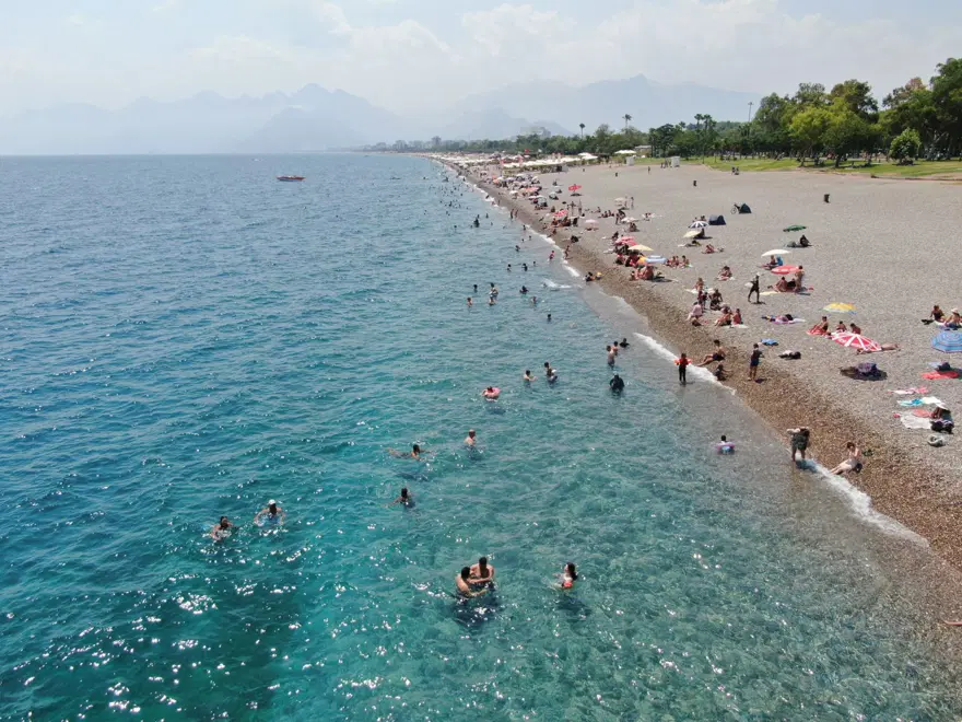 Antalya'da nem yüzde 80'i buldu! Sahiller dolup taştı 6