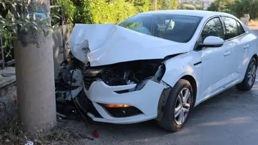 Elazığ’da otomobil beton direğe çarptı, 2 kişi yaralandı