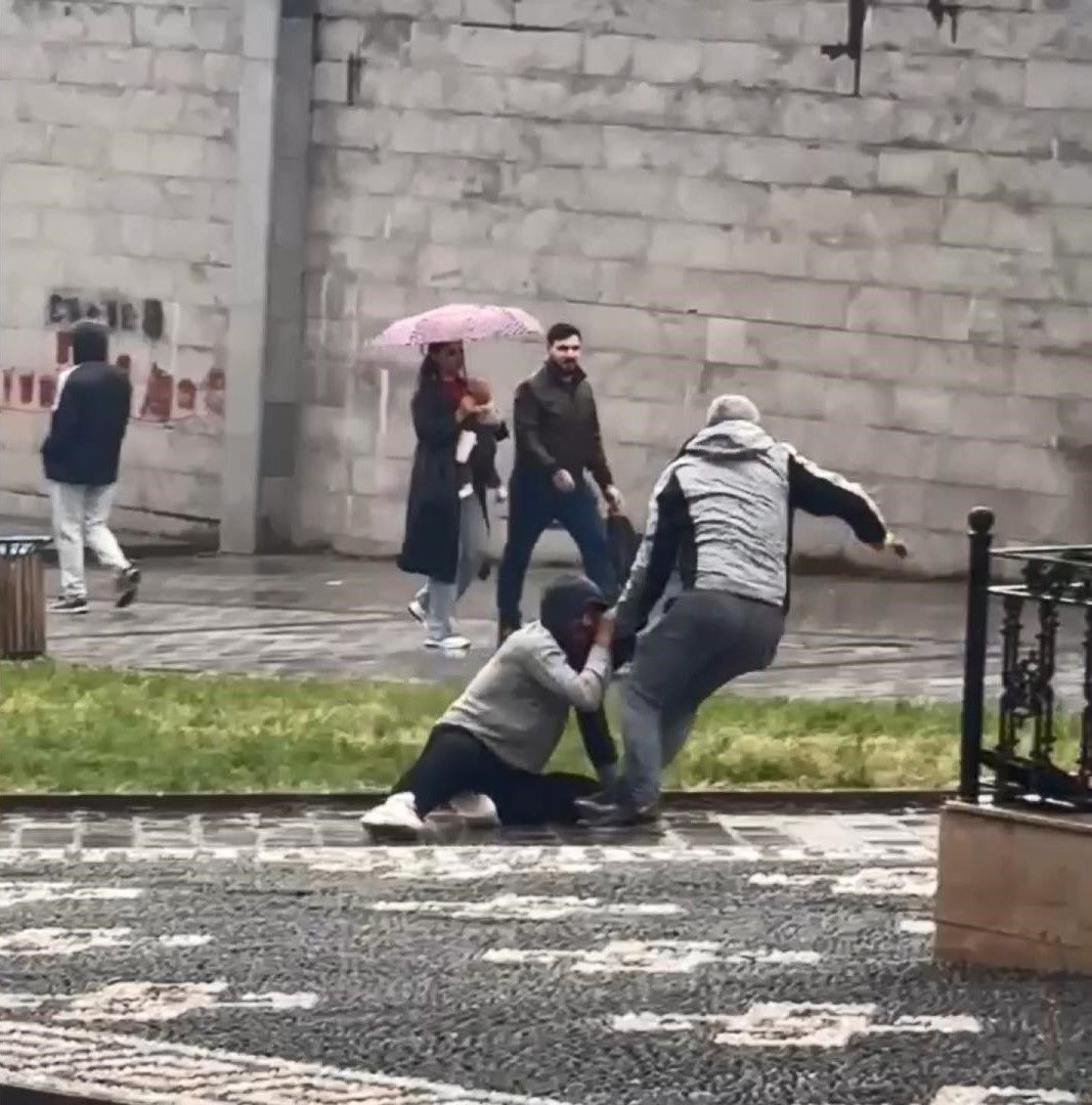Gaziosmanpaşa'da sokak ortasında kavga: Kaldırım taşıyla dövdü