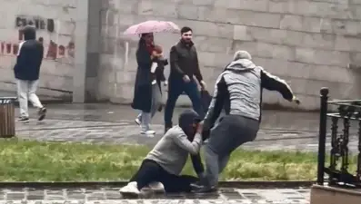 Gaziosmanpaşa'da sokak ortasında kavga: Kaldırım taşıyla dövdü