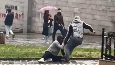 Gaziosmanpaşa'da sokak ortasında kavga: Kaldırım taşıyla dövdü