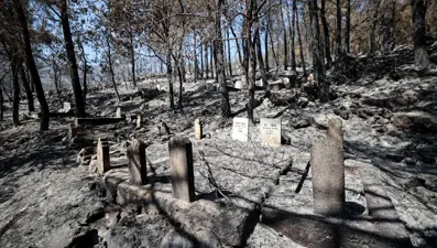 Yangında mezarlar da kül oldu