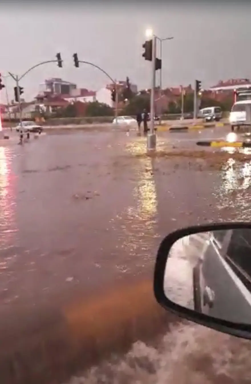Uşak'ta sağanak: Yollar göle döndü, evleri su bastı 7