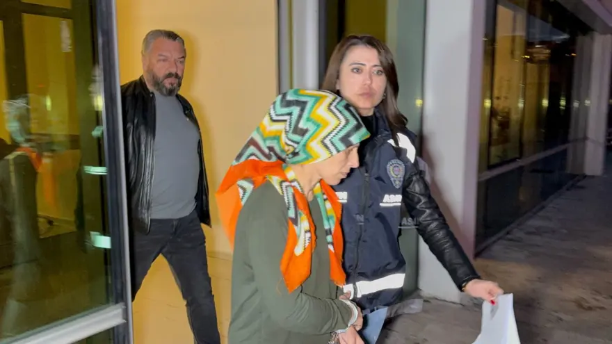 Doğurduğu bebeği çöpe attı: "Diğer çocuklarım duymasın diye beze sardım" Doğurduğu bebeği çöpe attı: "Diğer çocuklarım duymasın diye beze sardım"
