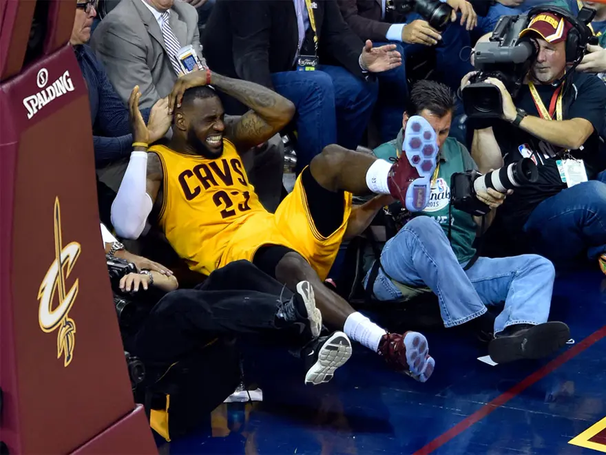 LeBron James'in kafası yarıldı 1