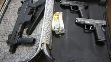 Otobüsteki valizten otomatik silah ve çelik yelekler çıktı, 2 kişi tutuklandı