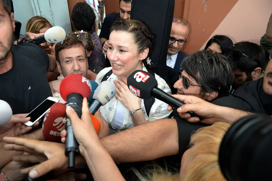 Deniz Seki tahliye oldu (Cezaevinden beyaz güvercinle çıktı) 1