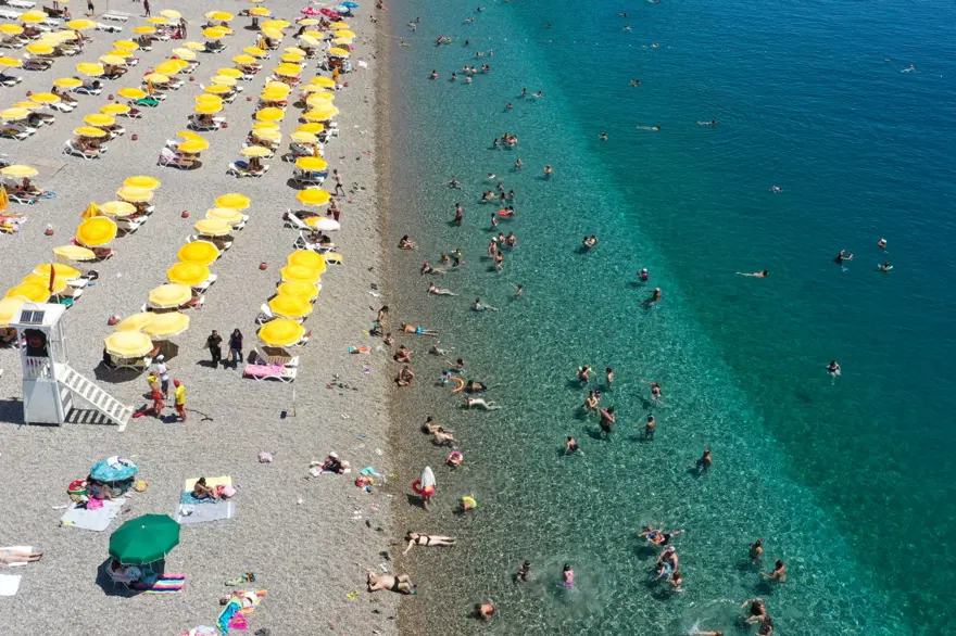 Antalya'da sıcaktan bunalan sahile koştu 7 Antalya'da sıcaktan bunalan sahile koştu 7