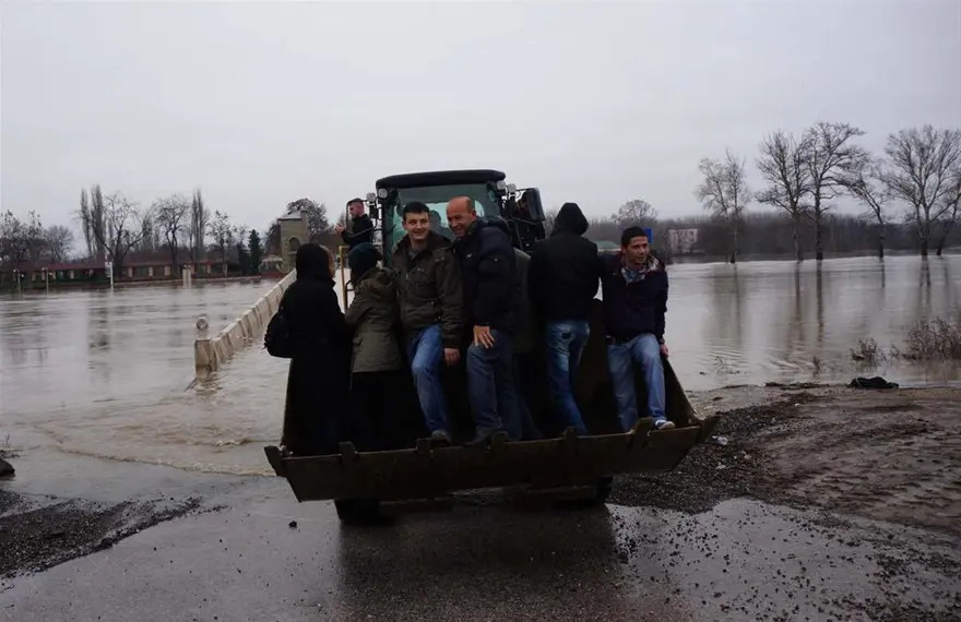 İşe kepçeyle gidiyorlar 