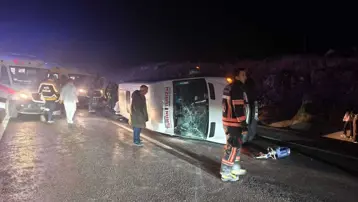 Lastiği patlayan araç midibüse çarptı: 13'ü öğrenci 14 yaralı