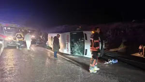 Lastiği patlayan araç midibüse çarptı: 13'ü öğrenci 14 yaralı