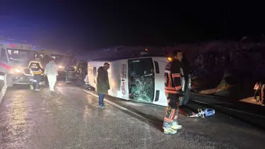 Lastiği patlayan araç midibüse çarptı: 13'ü öğrenci 14 yaralı