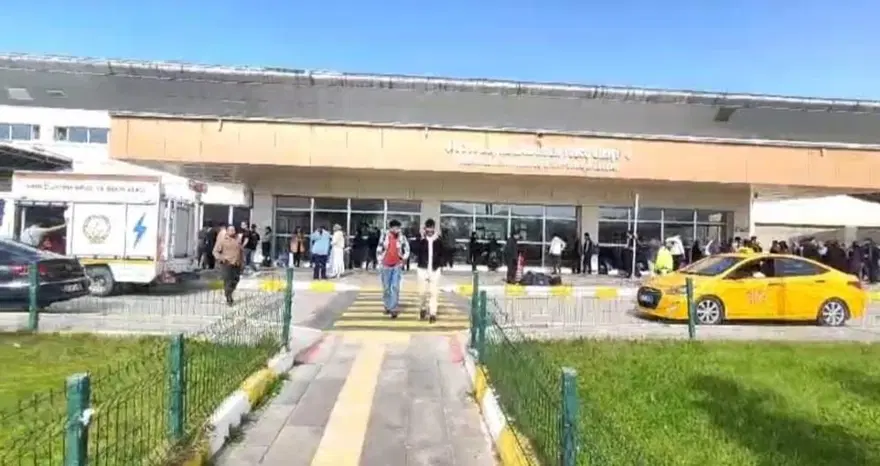 Van Ferit MelenHavalimanı’nda yangın paniği 5 Van Ferit MelenHavalimanı’nda yangın paniği 5