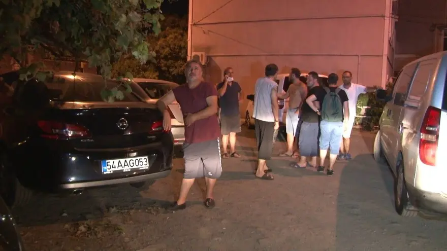 Beşiktaş’ta 4 katlı binanın çatı katında korkutan yangın 5