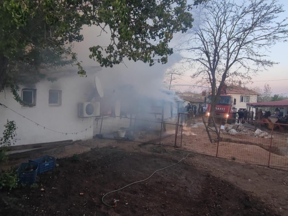 Babaeski'de köy evi alevlere teslim oldu