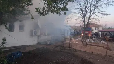 Babaeski'de köy evi alevlere teslim oldu
