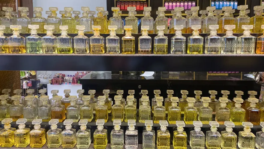 Çeşit çeşit şeker ve kolonyalar tezgahta 3