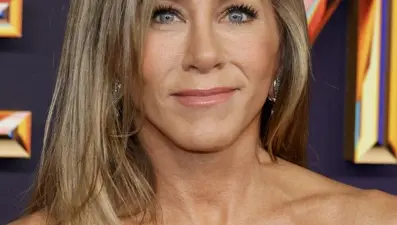 Friends dizisinin yıldızı Jennifer Aniston yapımcılığa soyunuyor