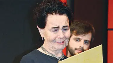 Memduh Ün'e verilen ödül Fatma Girik'i ağlattı