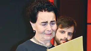 Memduh Ün'e verilen ödül Fatma Girik'i ağlattı Memduh Ün'e verilen ödül Fatma Girik'i ağlattı