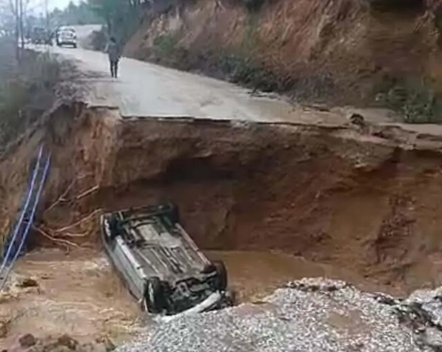 İzmir'de toprak kayması: Yol çöktü, otomobil çukura düştü 1