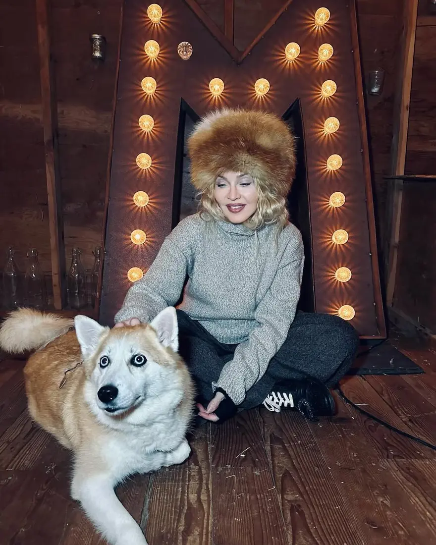 Babası ve 6 çocuğuyla bir arada: Madonna'dan mutlu aile pozları Babası ve 6 çocuğuyla bir arada: Madonna'dan mutlu aile pozları