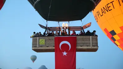 Kapadokya'da balonlar 23 Nisan için Türk bayraklarıyla havalandı