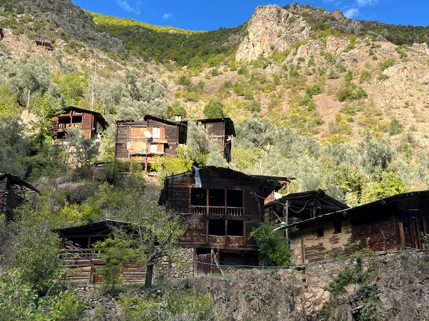Artvin'de tarih kokan köy: Asırlık evler fotoğraf tutkunlarının gözdesi oldu 3 Artvin'de tarih kokan köy: Asırlık evler fotoğraf tutkunlarının gözdesi oldu 3