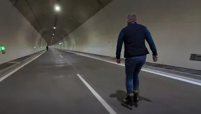 Slovakya Başbakanı Fico, ülkenin en uzun tünelinde paten kaydı 