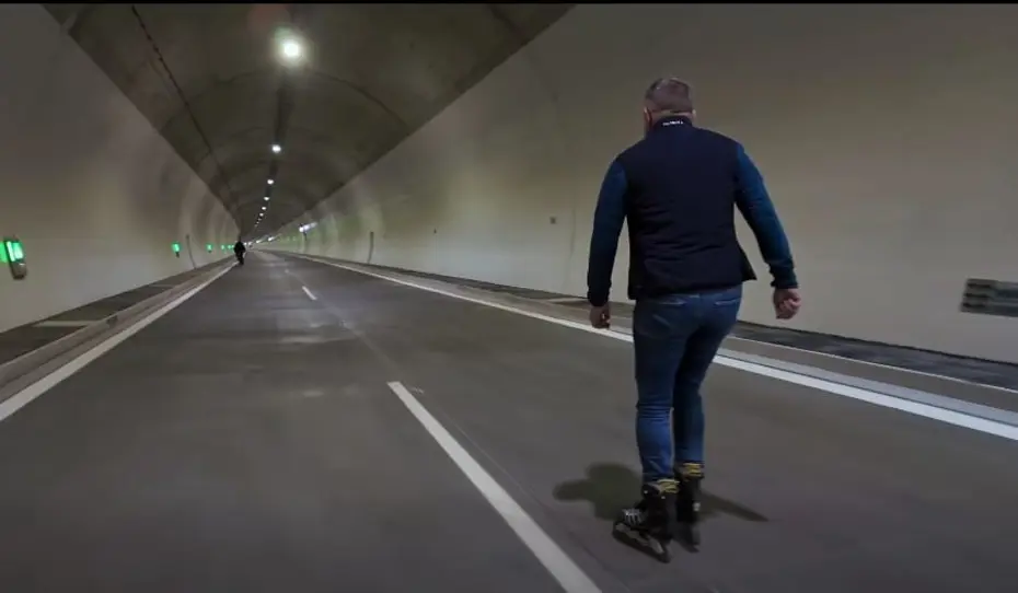 Slovakya Başbakanı Fico, ülkenin en uzun tünelinde paten kaydı 