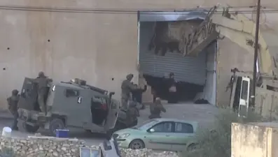 İsrail askerleri Batı Şeria'da elleri havada teslim olan 2 Filistinliyi infaz etti