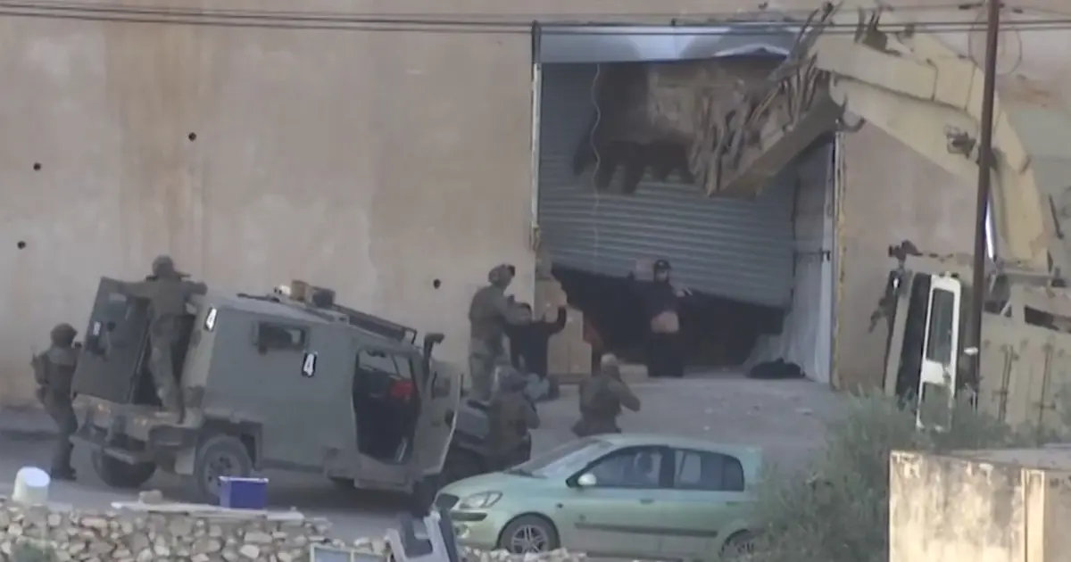 İsrail askerleri Batı Şeria'da ellerini havaya kaldırarak teslim olan 2 Filistinliyi infaz etti