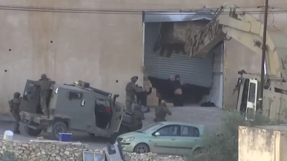 İsrail askerleri Batı Şeria'da elleri havada teslim olan 2 Filistinliyi infaz etti