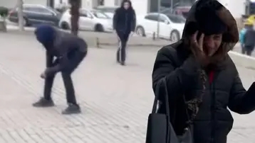 80 kilometrelik fırtına. Sokağa çıkan yürüyemedi, olduğu yerde durup bekledi