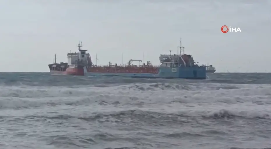 Florya’da iki gemiden acil durum çağrısı