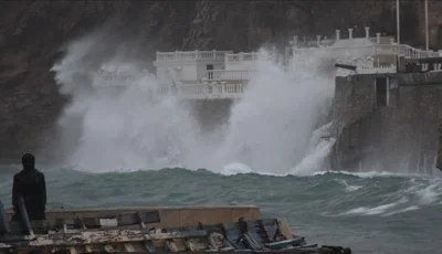 Sakarya'da 4 günlük denize girme yasağıMeteoroloji Genel Müdürlüğü'nün sarı kodla fırtına uyarısı yaptığı Sakarya'nın Karadeniz kıyısındaki Kocaali ilçesinde 4 gün denize girmek yasaklandı.