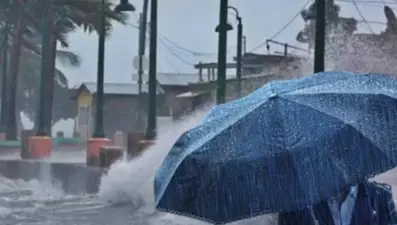 Darıca'da fırtınanın çatılarını uçurduğu 5 okulda eğitime 4 gün ara verildi