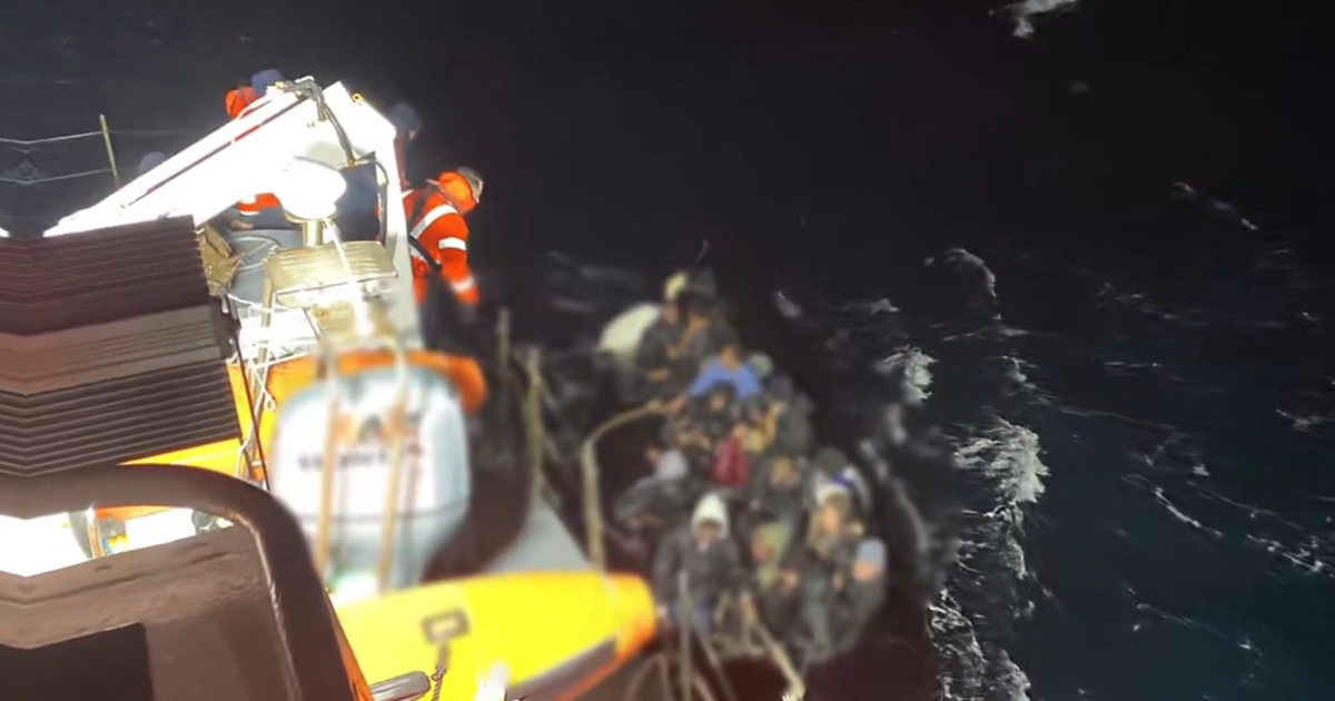 İzmir'de göçmen botu yarı batık halde bulundu. 37 kaçak göçmen kurtarıldı, 1 kişi yaşamını yitirdi