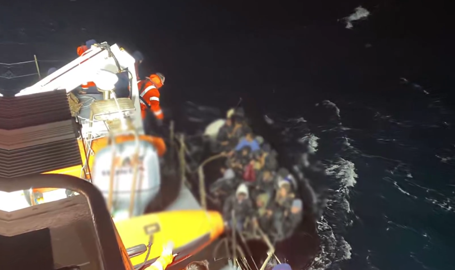 İzmir'de göçmen botu yarı batık halde bulundu. 37 kaçak göçmen kurtarıldı, 1 kişi yaşamını yitirdi