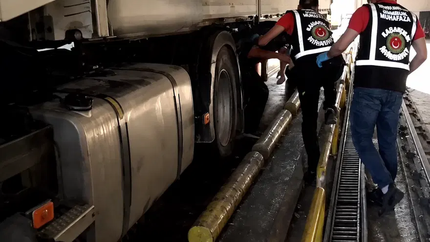 TIR DORSESİ ALTINDA YAKALANMIŞTI 2