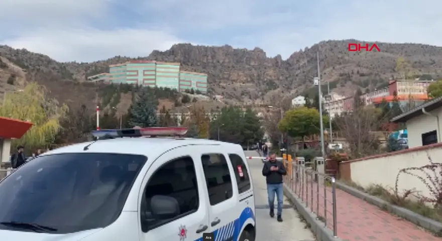Gümüşhane Üniversitesi'nde rehine krizi. Okulun çevresi kapatıldı, polis olay yerinde 1 Gümüşhane Üniversitesi'nde rehine krizi. Okulun çevresi kapatıldı, polis olay yerinde 1