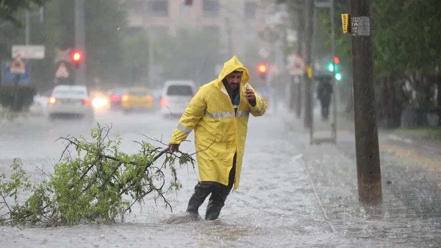 Meteoroloji peş peşe uyardı. Kuvvetli sağanak sel getirebilir, dikkat 