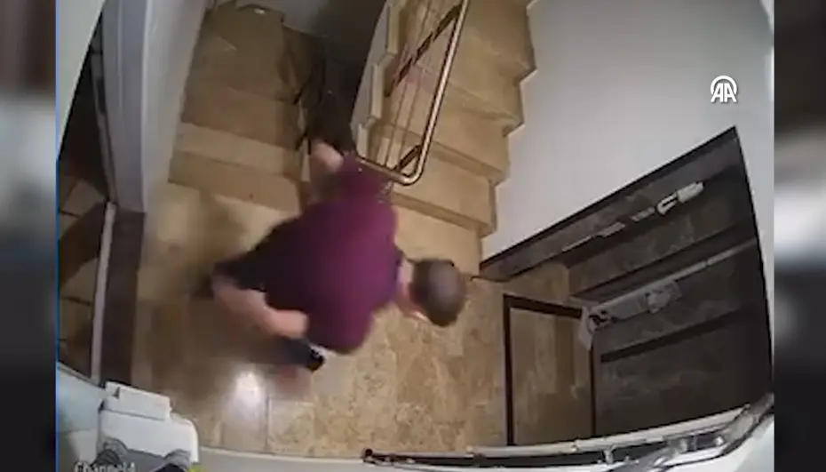 Tehlikeli anlar! Doğal gaz sayacını söküp bina sakinlerini tehdit etti
