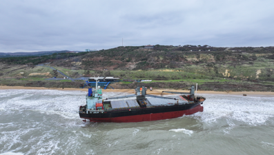 Sarıyer'de karaya oturan gemi. Kaptan hastaneye kaldırıldı 