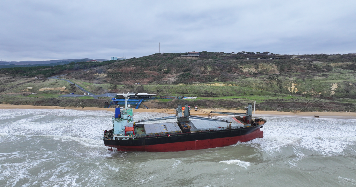 Sarıyer'de karaya oturan gemi. İki gündür bekliyor, yardım talep etmiyor
