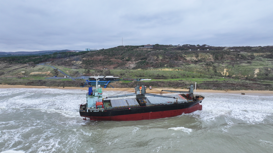 Sarıyer'de karaya oturan gemi. İki gündür bekliyor, yardım talep etmiyor